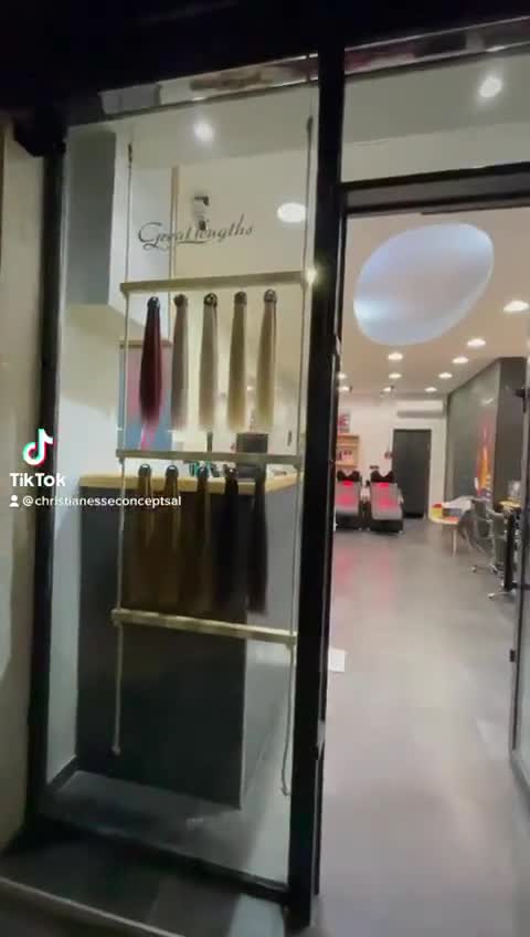 Ingresso con elementi metallici decorativi