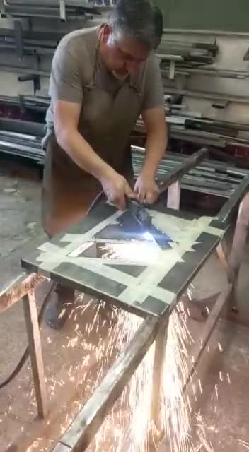 Lavorazione artigianale del metallo in laboratorio