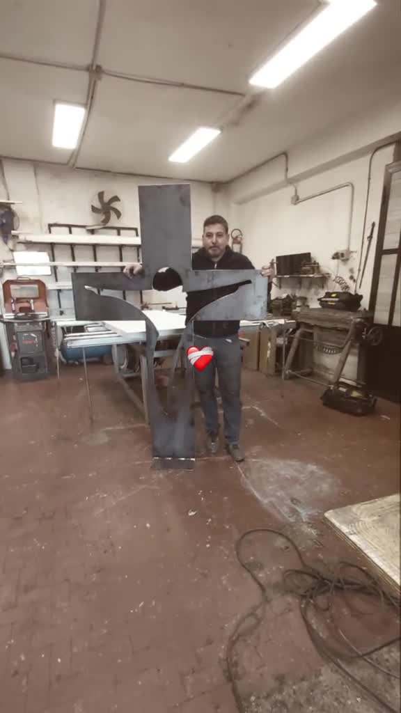 Artigiano al lavoro nell'officina